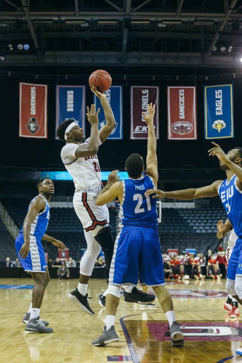 Terry Taylor works the ball to the rim in APSU's OVC Tournament win on Thursday, March 1. BENJAMIN LITTLE | THE ALL STATE 