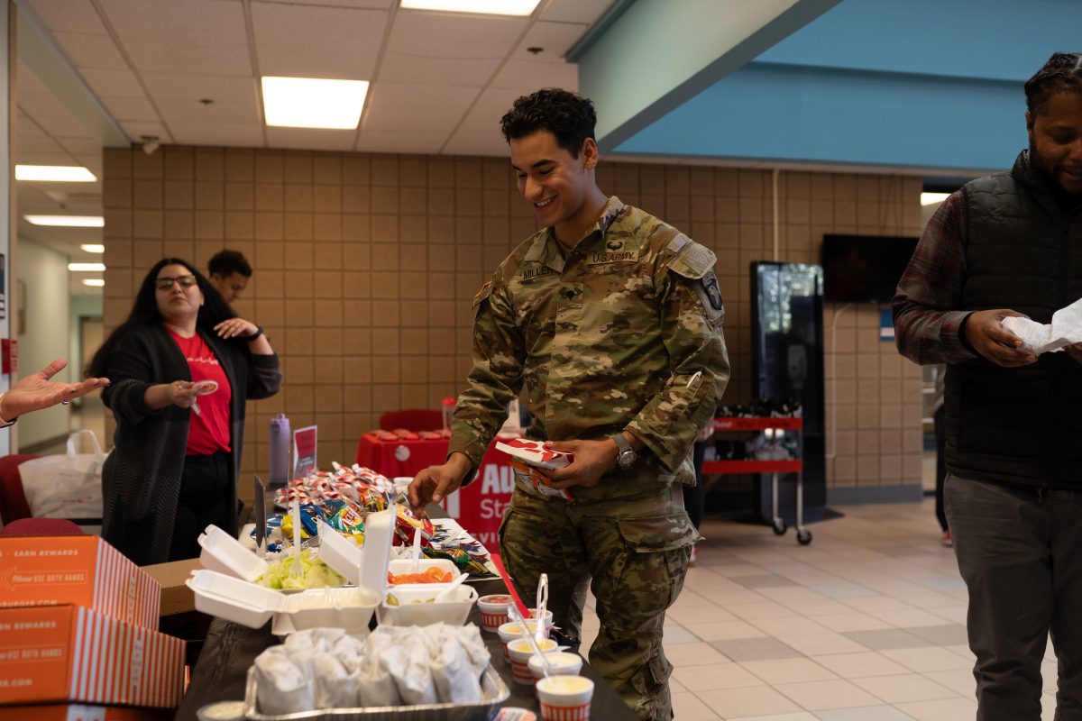 Fort Campbell Hosts Grab and Go Lunch for Veterans Celebration Week