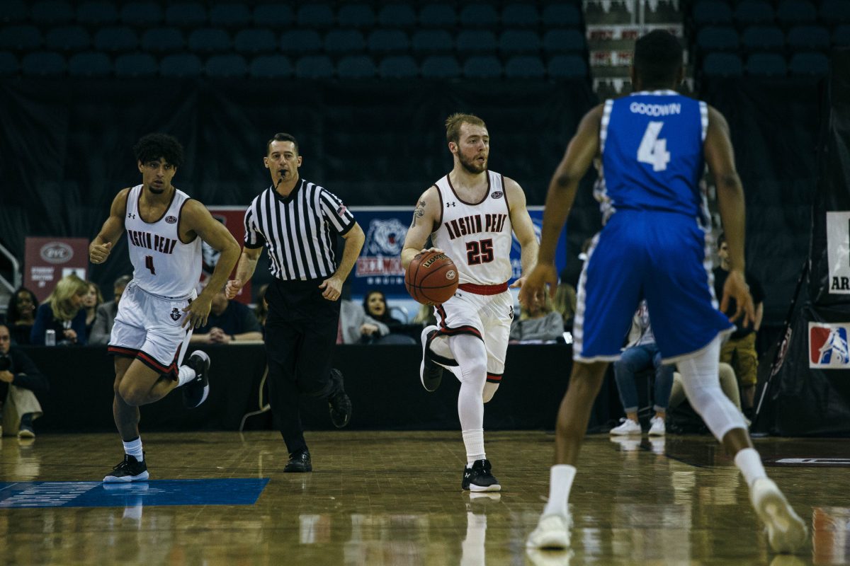 Zach Glotta moves the ball for the Govs in the 2018 OVC Tournament. STAFF PHOTOGRAPHER | THE ALL STATE