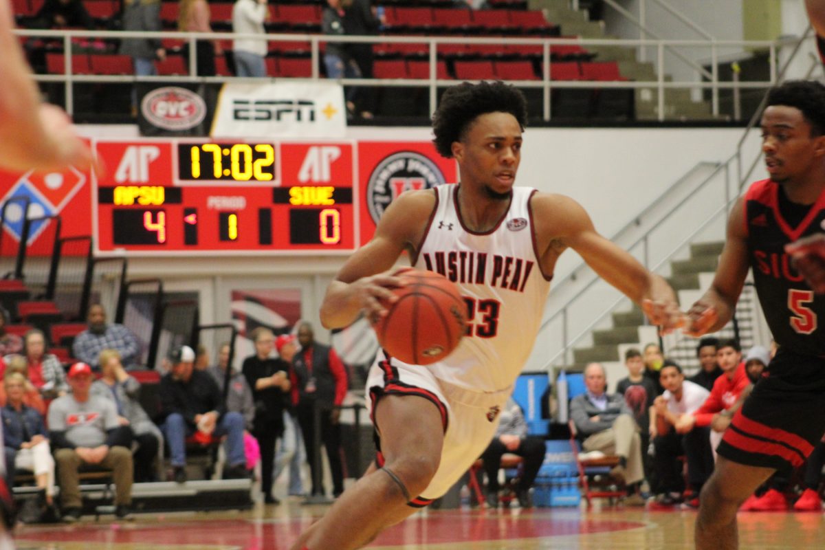 Steve Harris moves the ball in the Govs 80-45 win over SIUE on Thursday, Feb. 7. BRIANNA ELLIOT | THE ALL STATE