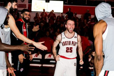 Zach Glotta takes the court in the Govs clash with Mu**ay St. on Thursday, Feb. 14. VALERIE LINARES | THE ALL STATE