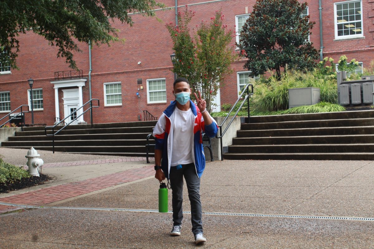 Masked students walk around Austin Peay's campus! T'YANA HUDSON|THE ALL STATE