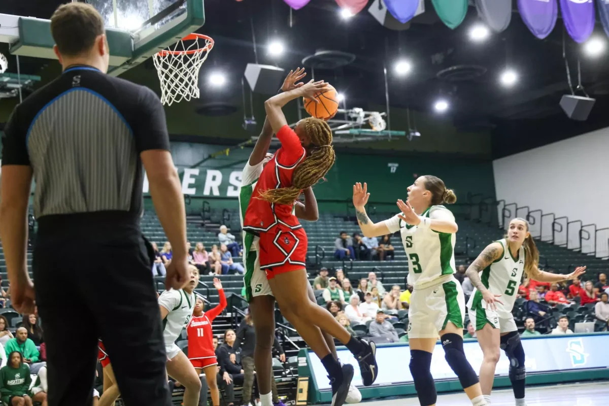Anovia Sheals drives to the basket against a Stetson defender during Austin Peay’s 86–81 road win on Saturday, Jan. 24, 2026, at Insight Arena in DeLand, Florida. Sheals led the Governors with 23 points.